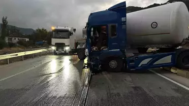 Burdur'da TIR Bariyerlere Çarptı, Yol Kapatıldı