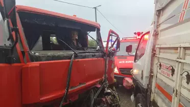 Orhangazi'de Traktör Taşıyan Çekici ile Kamyonet Çarpıştı