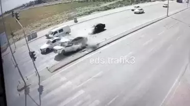 Konya'da Kaza: Kırmızı Işıkta Bekleyen Araç İkiye Bölündü