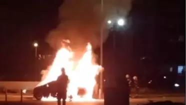 Denizli'de Park Halindeki Araç Yandı
