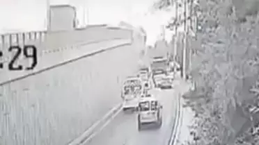 İzmir'de TIR Viyadükte Devrildi