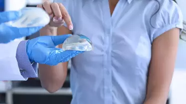 Ülke harekete geçti! Göğsüne silikon yaptıran kadınları tek tek yakalayacaklar