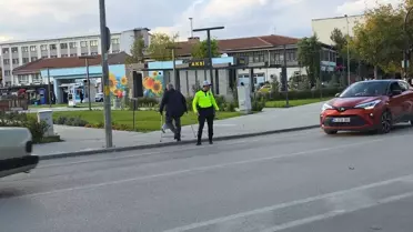 Polislerden Yaşlıya Yardım