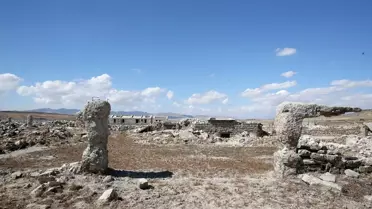 Kuraklık Barajı Düşürdü, Eski Köyler Ortaya Çıktı