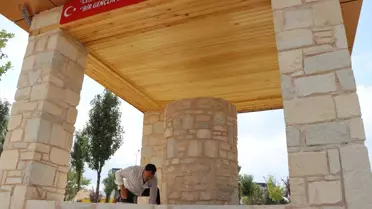 Elazığ'da şehit oğlunun adına yaptırdığı hayır çeşmesinin işçiliğini de yapıyor