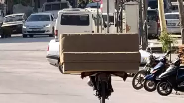 Motosikletle Koltuk Taşıyan Vatandaş