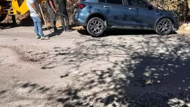 Kurtalan'da Otomobil Çukura Düştü
