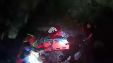 Van Kalesi'nde Alman Turist Mağaraya Düştü