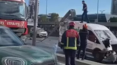 D-100'de Minibüs Kaza Yaptı