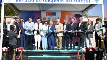 Büyükşehir'in gençlere yönelik büyüleyici Mobil Dijital Gençlik Merkezi açıldı