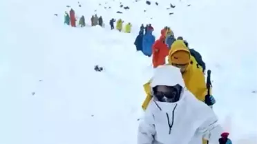 Everest Dağı'nda bin kişi mahsur kaldı, ekipler donmuş cesetler arasında ilerledi