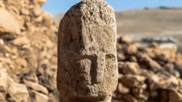 Karahantepe'de İlk İnsan Yüzlü Dikilitaş Bulundu
