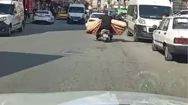 Motosikletle Halı Taşıma Tehlikesi