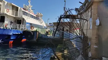 Sirkeci'de feribot iskeleye çarptı