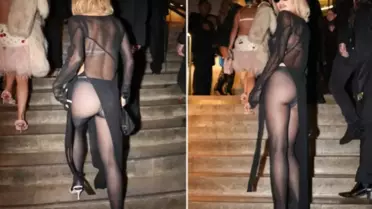 Ünlü şarkıcı giydiği şeffaf elbisesi ile Paris'i salladı