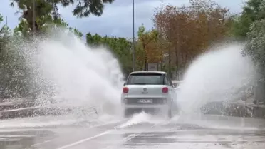Kaş'ta Sağanak Hayatı Olumsuz Etkiledi