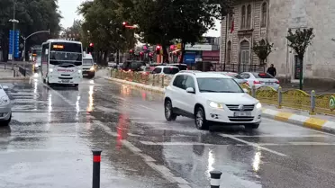 Edirne'de Kuvvetli Yağışlar Su Birikintisi ve Ağaç Devrilmesine Neden Oldu
