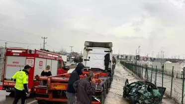 Gemlik'te Otomobil Tıra Çarptı: Sürücü Ağır Yaralı