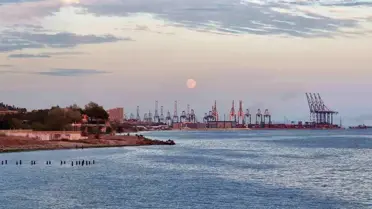 Ambarlı Limanı'nda Dolunay Manzarası