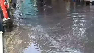 İzmir'de sağanak yağış hayatı olumsuz etkiledi