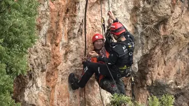 Antalya'da Falezlerden Mahsur Kalan Kadın Kurtarıldı