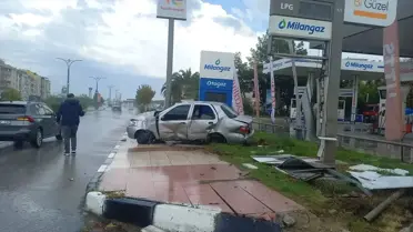 Manisa'da Otomobil Tabela ile Çarpıştı: 2 Yaralı