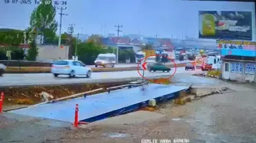TIR'a Çarpan Otomobilin Kazası Güvenlik Kamerasında