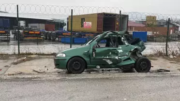Gemlik'te TIR'a çarpan otomobilde sürücü ağır yaralandı