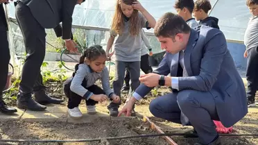 Samsun'da okul bahçesindeki serada çocuklara uygulamalı tarım eğitimi veriliyor