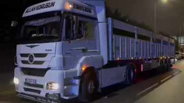 Sultanbeyli'de TIR Kazası: 2 Yaralı