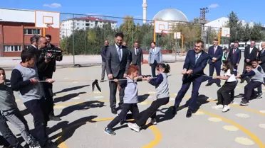 Bakan Tekin öğrencilerle yakantop oynayıp halat çekti