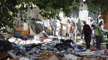 Kepez'de Evlerden Tonlarca Çöp Çıkarıldı