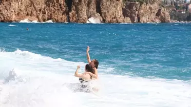 Antalya'da Bulutlu Hava ve Dalgalı Denizde Yüzme Keyfi