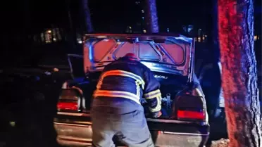 Bilecik'te Otomobil Ağaçla Çarpıştı