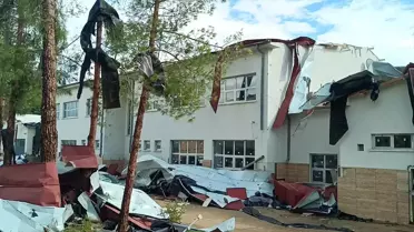 Öğrenciler dersteyken fırtına nedeniyle okulların çatısı uçtu! Eğitime 2 gün ara verildi