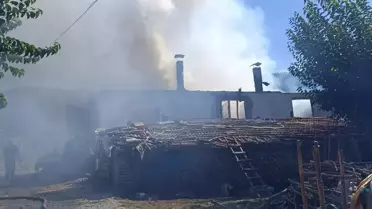 Gediz'de Kız Kardeşlerin Evi Yangında Yok Oldu