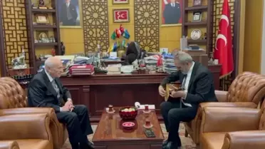 Yavuz Bingöl, Bahçeli'nin makamında saz çalıp türkü söyledi