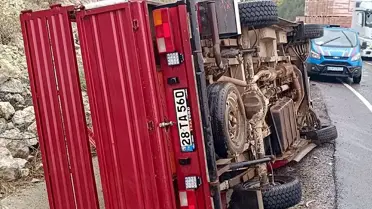 Karabük'te Kamyonet Su Kanalına Devrildi: 5 Yaralı