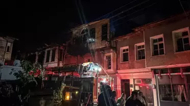 Mersin'de 2 katlı binada çıkan ve 3 eve sıçrayan yangın söndürüldü
