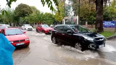Samsun'da Şiddetli Sağanak: Cadde ve Sokaklar Göle Döndü