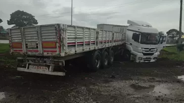 Samsun'da Tır Elektrik Direğine Çarptı
