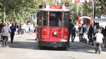 Divanyolu trafiğe kapatıldı, nostaljik tramvay hizmete girdi