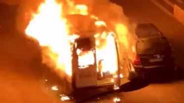 Nizip'te Park Halindeki Minibüs Yandı