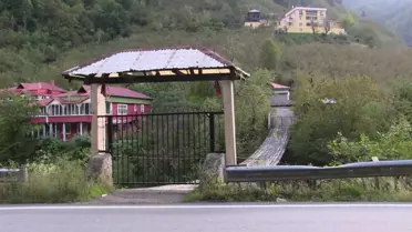 Borçka'da Asma Köprüye Demir Kapı