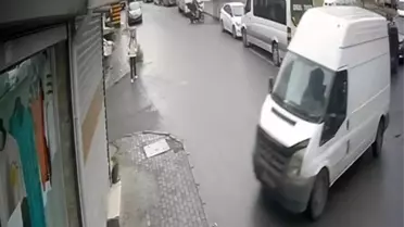 İstanbul'da Freni Boşalan Minibüs Dükkanın İçine Girdi