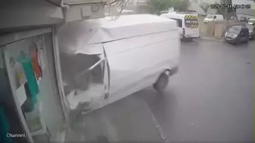 Avcılar'da Panelvan Kazası: Sürücü Sıkıştı