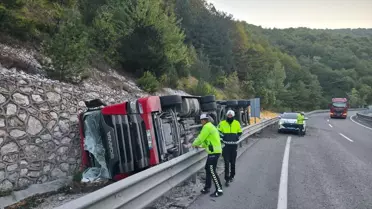 İnegöl'de Hayvan Yemi Yüklü Tır Devrildi