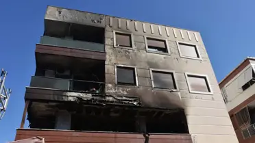İzmir'de 3 Katlı Binada Yangın Çıktı