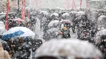 Kar yağışı İstanbul'un yanı başına dayandı! Lapa lapa yağacak