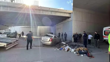 Konya'da Üst Geçitten Düşen Araçta İki Yaralı